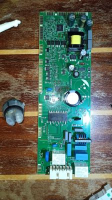 Leiterplatte mit elektronischen Komponenten auf einem Holztisch.