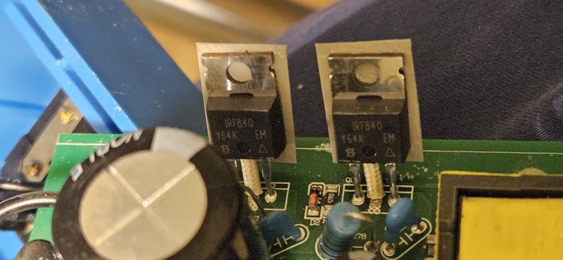 Dwa tranzystory IRF840 przylutowane do zielonej płytki PCB obok kondensatora
