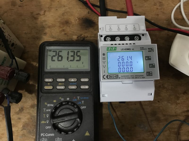 Multimetr i licznik energii F&F LE-03MQ v2 na stole