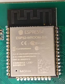 Moduł ESP32-WROOM-32E na zielonej płytce drukowanej
