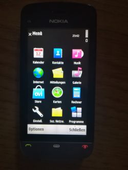 Stary telefon Nokia C5-03 z wyświetlonym menu głównym.