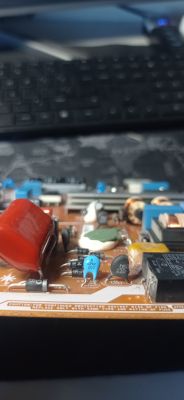 Zbliżenie płytki drukowanej z widocznymi elementami elektronicznymi.