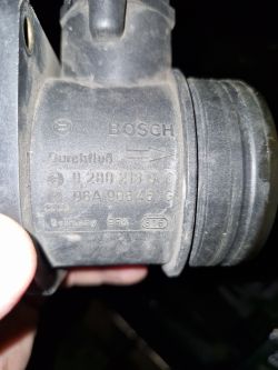 Przepływomierz masy powietrza Bosch z widocznym numerem katalogowym.