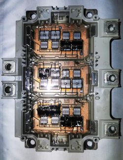 Uszkodzony moduł elektroniczny z widocznymi śladami przegrzania i spalonymi elementami