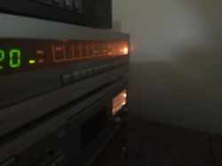 Stary tuner stereo z podświetloną skalą i wyświetlaczem LED