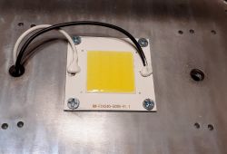 Akumulatorowa lampa robocza YATO YT-82961 – wnętrze urządzenia