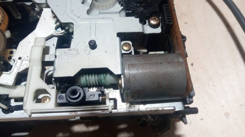 Silnik magnetowidu z przekładnią ślimakową i zanieczyszczeniami na mechanizmach