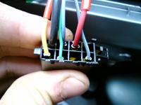 Radioodtwarzacz gubi ustawienia po wyjściu z samochodu