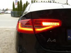 Tył Audi A4 z włączonymi tylnymi światłami LED.