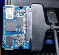 Zbliżenie na podłączony dysk SSD Goodram Iridium Pro z widocznymi diodami LED.