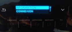 Ekran ekspresu z menu „INFORMATION” i opcją „CONNEXION” na niebieskim wyświetlaczu.