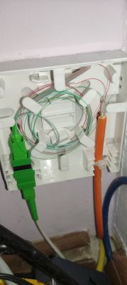 Panel przyłączeniowy światłowodu z czerwonym i zielonym włóknem.