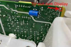 Zielona płytka PCB z kondensatorem i podpisem „5V out zum Display” ze strzałką do punktu lutowniczego