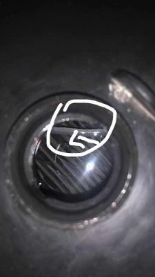 Widok wnętrza celi akumulatora z czymś pływającym w środku, otoczonym okręgiem.