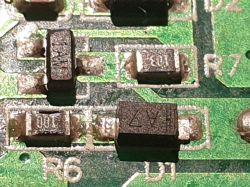 Zbliżenie rezystora R6 i diody D1 na zielonej płytce PCB