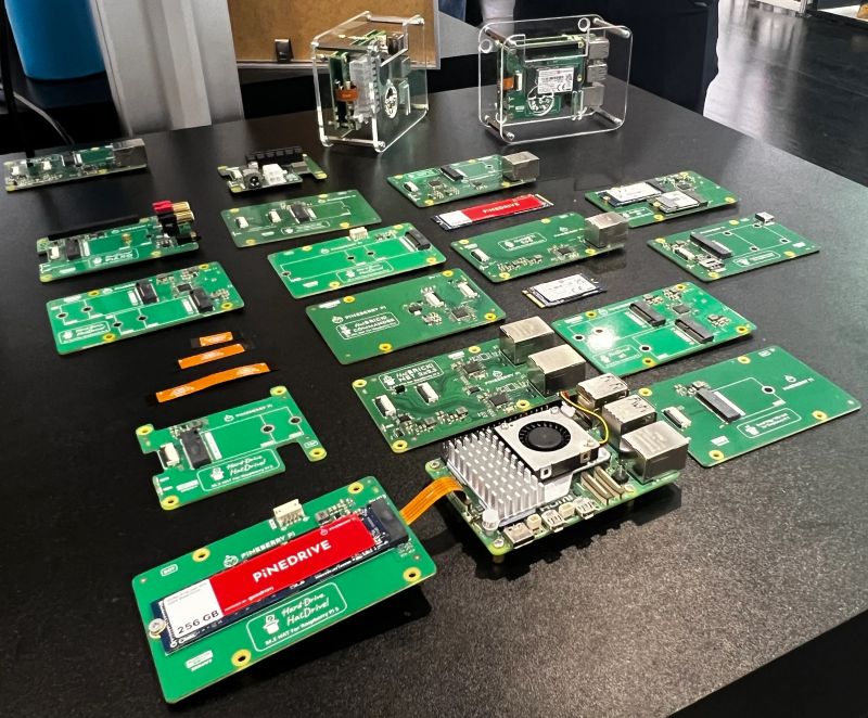Elektroniczne płyty rozszerzeń z serii PineDrive na stole wystawowym.