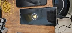 Telefon z symbolem ostrzegawczym podczas ładowania Telefon z symbolem ostrzegawczym na ekranie po podłączeniu do ładowarki.