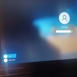 Ekran logowania Windows 10 z widocznymi kontami Adam i Administrator