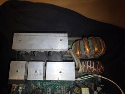 Zdjęcie wnętrza migomatu z widocznymi elementami elektronicznymi na płytce.