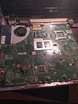Laptop Asus - śrubka kręci się w kółko i nie wychodzi (niezjechana jeszcze)