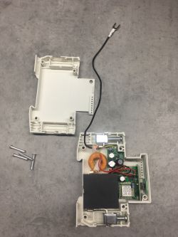 Moduł EARU z otwartą obudową, widoczny przekaźnik i układ elektroniczny z ESP8285.