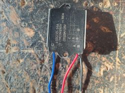Kostka elektryczna z podłączonymi przewodami o różnych kolorach.