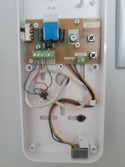 Wnętrze domofonu Cyfral Smart 5P z widocznymi połączeniami kablowymi.