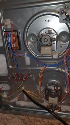 Widok wnętrza tylnej części piekarnika Samsung Dual Cook z widocznymi elementami elektrycznymi i okablowaniem.