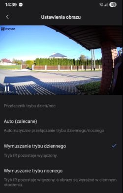 Zrzut ekranu ustawień kamery EZVIZ z trybem Wymuszanie trybu dziennego aktywnym