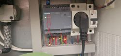 Panel sterowania z instalacją elektryczną, w tym urządzenie Siemens LOGO! i brak podłączeń do panelu.