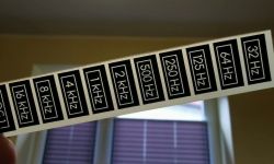 Strip with black framed labels and white frequency text (e.g., 16 kHz, 500 Hz, 32 Hz)