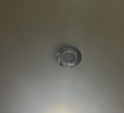 Zablokowana żarówka GU10 w szklanej oprawie sufitowej Szklana oprawa sufitowa z zablokowaną żarówką typu GU10 marki Bellight