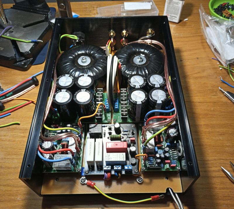 Wnętrze samodzielnie zbudowanego wzmacniacza audio Wnętrze złożonego wzmacniacza audio opartego o układ LM3886.