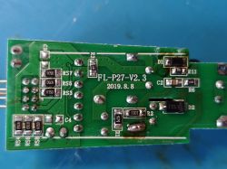 Zbliżenie zielonej płytki PCB z lutami i nadrukiem „FL‑P27‑V2.3 2019.8.8”