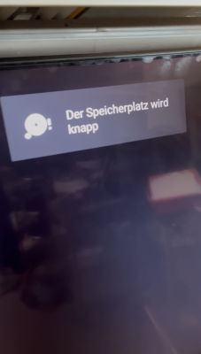Komunikat na ekranie telewizora: Der Speicherplatz wird knapp