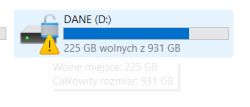 Dysk D: z ikoną ostrzeżenia i otwartą kłódką, 225 GB wolne z 931 GB