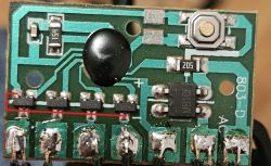 Zbliżenie na płytkę drukowaną z widocznymi elementami elektronicznymi.