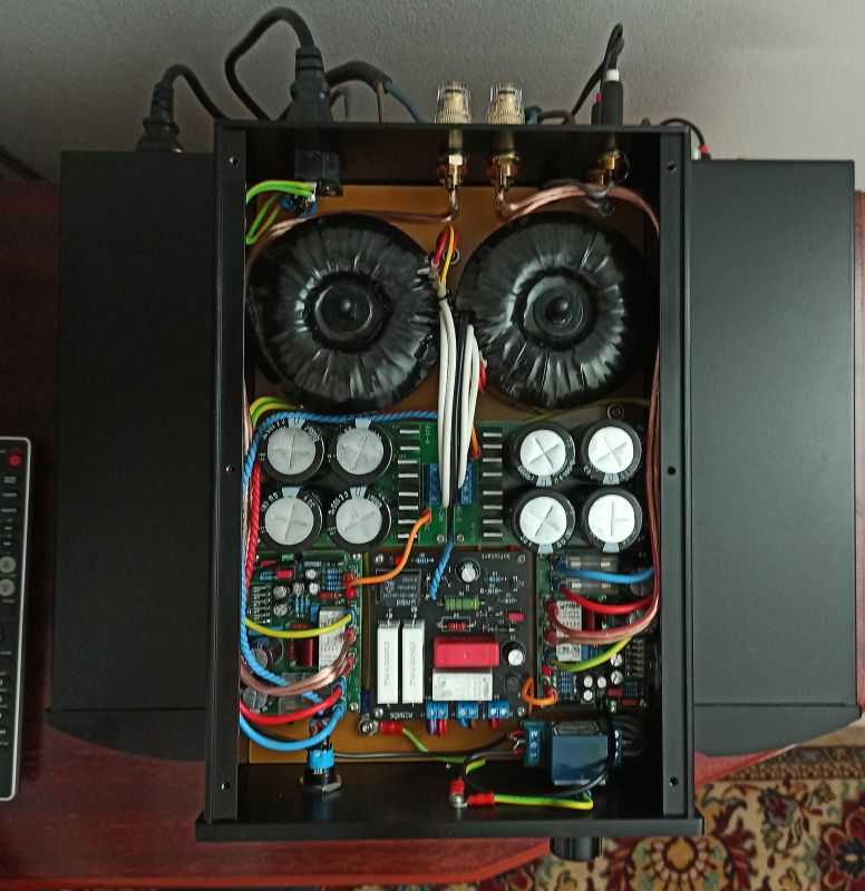 Ręcznie zbudowany wzmacniacz audio oparty na LM3886 Wnętrze ręcznie zbudowanego wzmacniacza audio opartego na układzie LM3886, z widocznymi transformatorami toroidalnymi i kondensatorami.