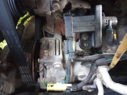 Elektrozawór turbosprężarki z dwoma króćcami i przewodami w komorze silnika Citroena C5