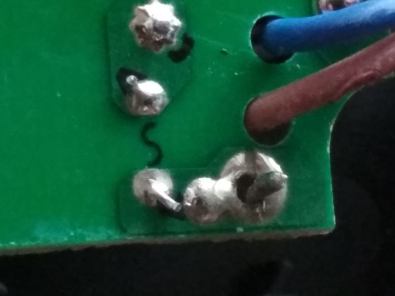 Zbliżenie na płytkę PCB z lutowanymi przewodami.