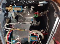 Inneres einer Kaffeemaschine mit markierten Elementen: ein Sicherheitsventil mit zwei Kanälen, ein Platz für eine Feder und Wasserrohre.