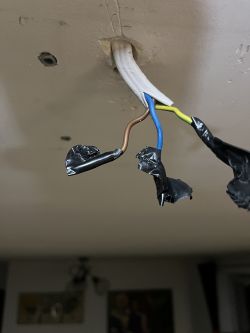 Kable wiszące z sufitu zabezpieczone taśmą izolacyjną
