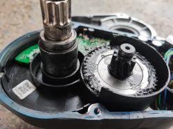 Wnętrze silnika elektrycznego z widocznymi mechanizmami i przewodami.