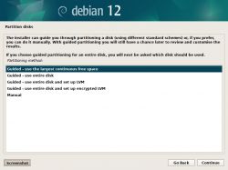 Ekran instalatora Debian 12 pokazujący opcje partycjonowania dysku.