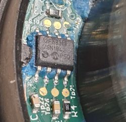 Płytka drukowana z układem scalonym i komponentami elektronicznymi.