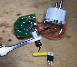 Prosty ściemniacz gniazdkowy - wnętrze i naprawa - Mumbi m-SD100