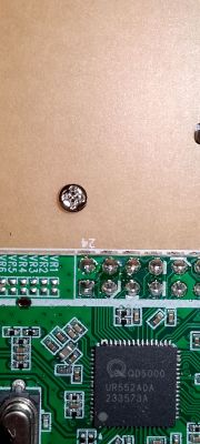 Zbliżenie na układ scalony QD5000 UR552A0A na płytce PCB radioodbiornika