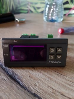 Regulator temperatury STC-1000 na drewnianej powierzchni.