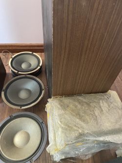 Głośniki i sprzęt audio na drewnianej podłodze