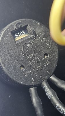 Zbliżenie na potencjometr B103 z trzema połączonymi przewodami.